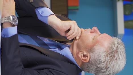 Vertical-video-of-Businessman-with-neck-pain.